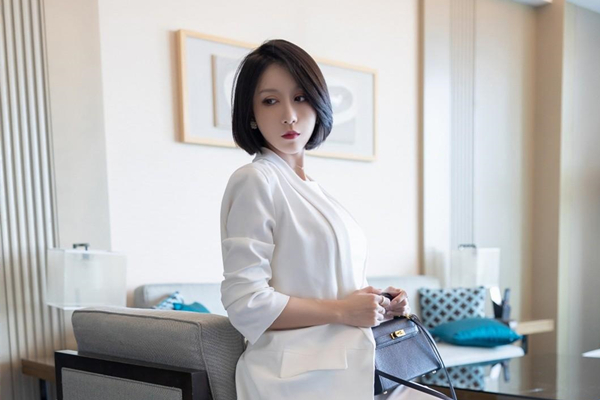 淫妻要被操死了上下两张小嘴奋战深深的抽插没多久骚逼已流白浆